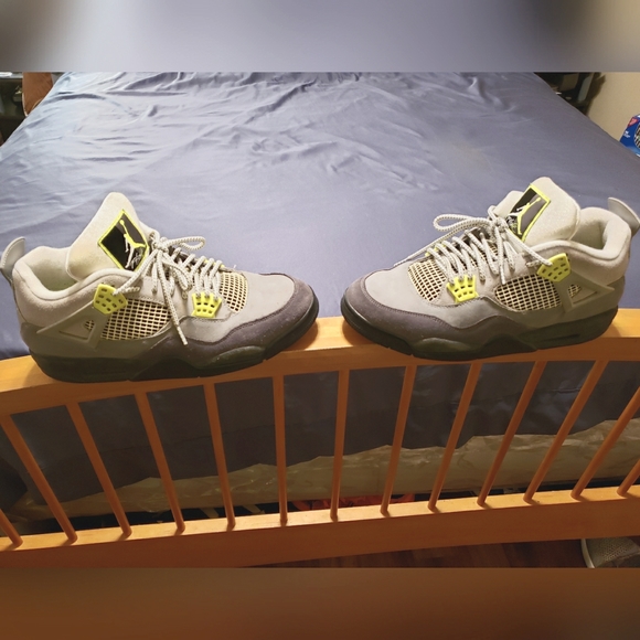 Jordan 4 SE 95 NEON GRAY & WHITE - Picture 1 of 7